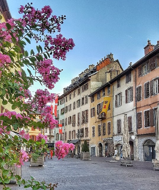 Place Saint-Léger dans le centre historique de Chambéry, en Savoie