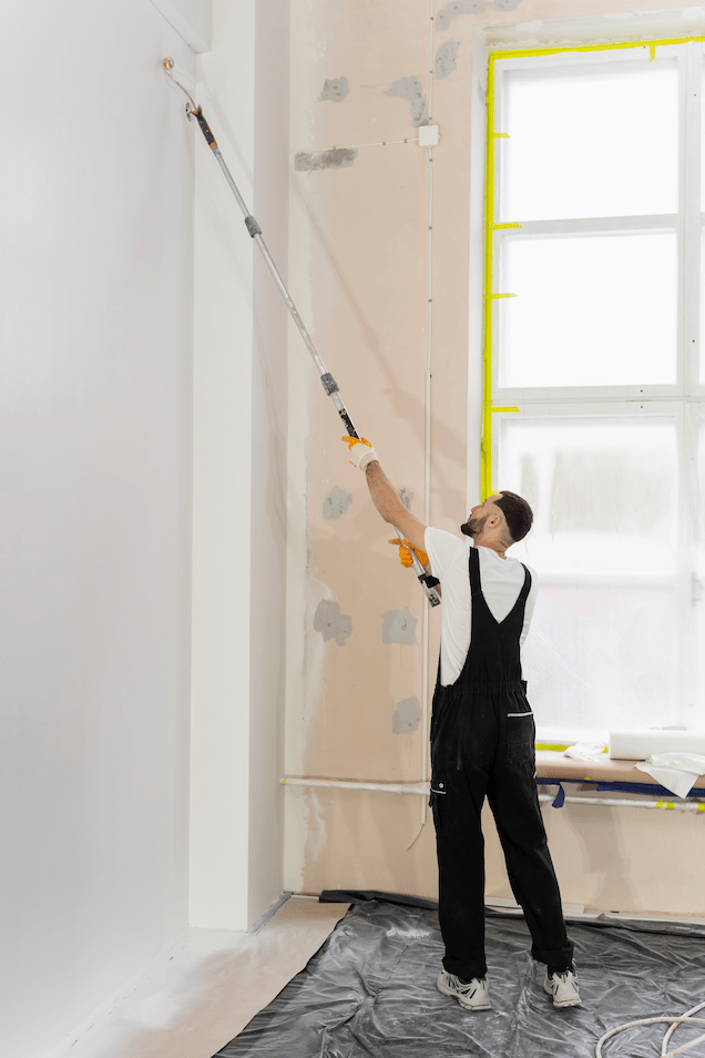 Peintre appliquant la peinture au rouleau sur un mur