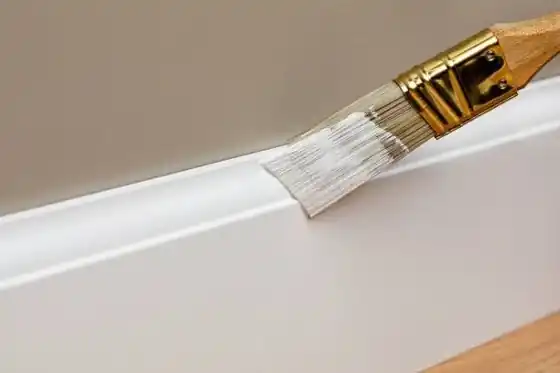 Finition peinture sur une plinthe