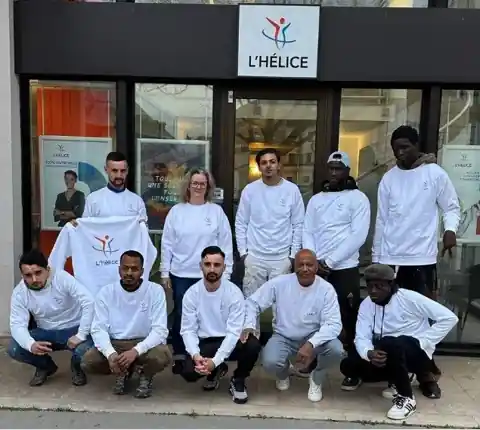 L'équipe de L'Hélice devant ses locaux à Chambéry
