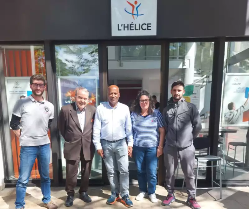L'équipe de L'Hélice devant ses locaux