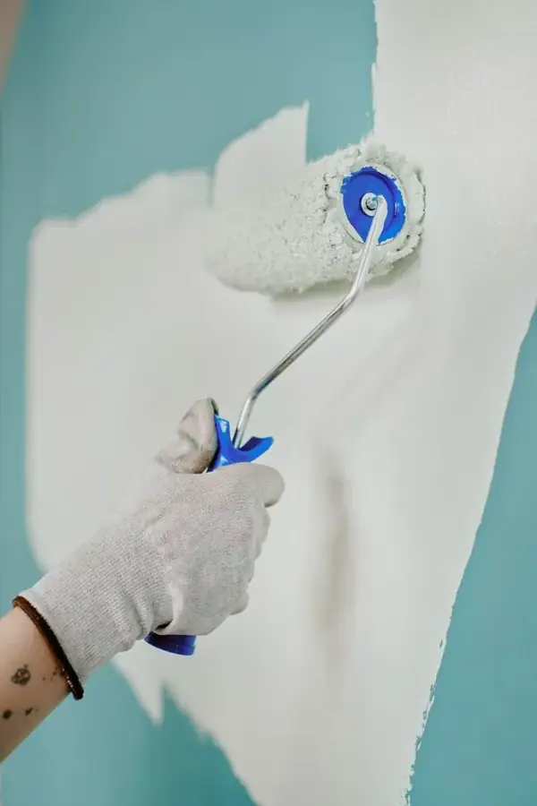 Peinture d'un mur au rouleau par L'Hélice à Chambéry